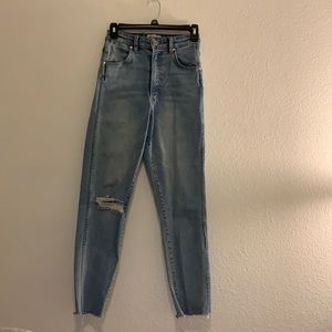 Very flattering Wrangler jeans! Size 25 and light wash.